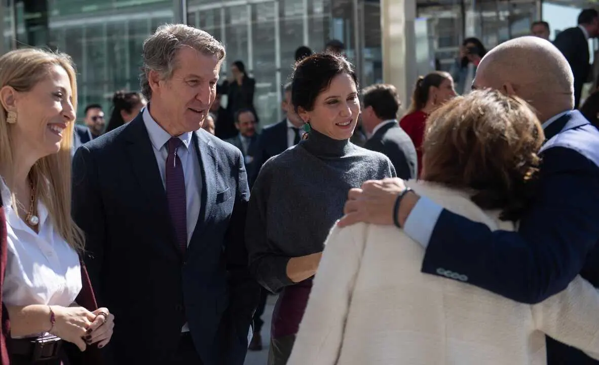  (I-D) La presidenta de la Junta de Extremadura, Mar&iacute;a Guardiola; el presidente del PP, Alberto N&uacute;&ntilde;ez Feij&oacute;o, y la presidenta de la Comunidad de Madrid, Isabel D&iacute;az Ayuso, durante la gala de los XXIV Premios Aut&oacute;nomo del A&ntilde;o, en el Auditorio Santander, a 2<br>- Fernando S&aacute;nchez - Europa Press 