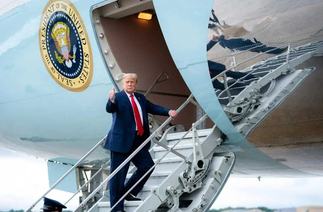  Archivo - Donald Trump, en las escaleras del Air Force One<br>- PRESIDENCIA DE EEUU - Archivo 