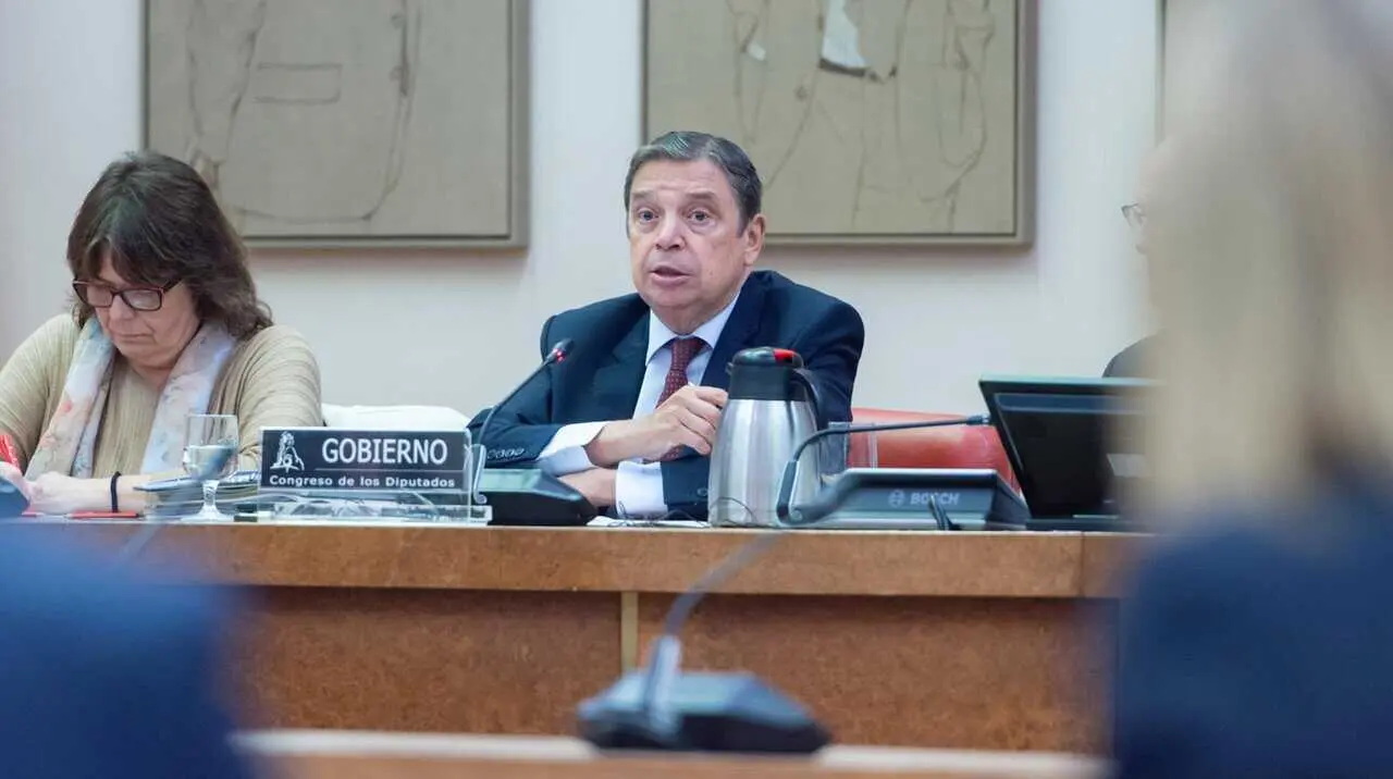  El ministro de Agricultura, Pesca y Alimentaci&oacute;n, Luis Planas (c), comparece ante la Comisi&oacute;n de Agricultura, Pesca y Alimentaci&oacute;n, en el Congreso de los Diputados, a 30 de octubre de 2025, en Madrid (Espa&ntilde;a).<br>- Europa Press 