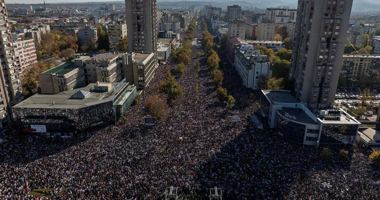  Miles de personas se manifiestan en Novi Sad, Serbia, por el accidente en una estaci&oacute;n de tren que caus&oacute; 16 muertos. AP PHOTO/ARMIN DURGUT 