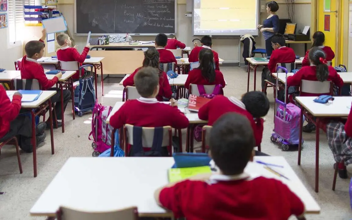  Archivo - Una profesora dando clase en un colegio<br>- EUROPA PRESS - Archivo 