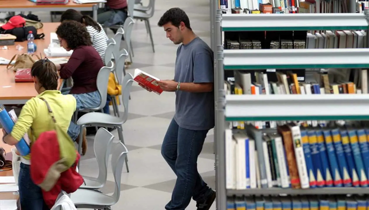  Estudiantes en una biblioteca universitaria. 