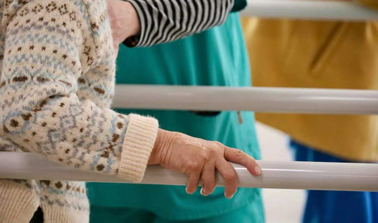  Una persona en situaci&oacute;n de dependencia realiza ejercicio junto a una profesional. 