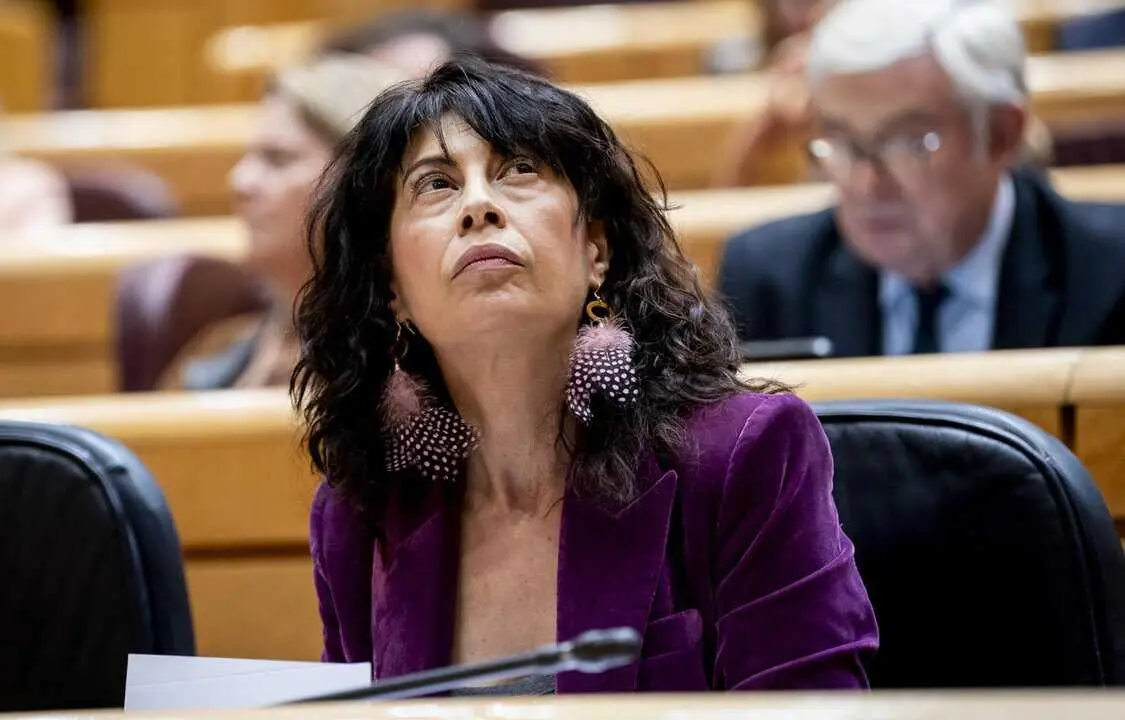  La ministra de Igualdad, Ana Redondo, durante una sesi&oacute;n plenaria, a 4 de noviembre de 2025, en Madrid (Espa&ntilde;a). El senado debate el nuevo modelo de financiaci&oacute;n auton&oacute;mica a petici&oacute;n del grupo parlamentario Izquierda Confederal. Adem&aacute;s, el Gobierno respo<br>- A. P&eacute;rez Meca - Europa Press 