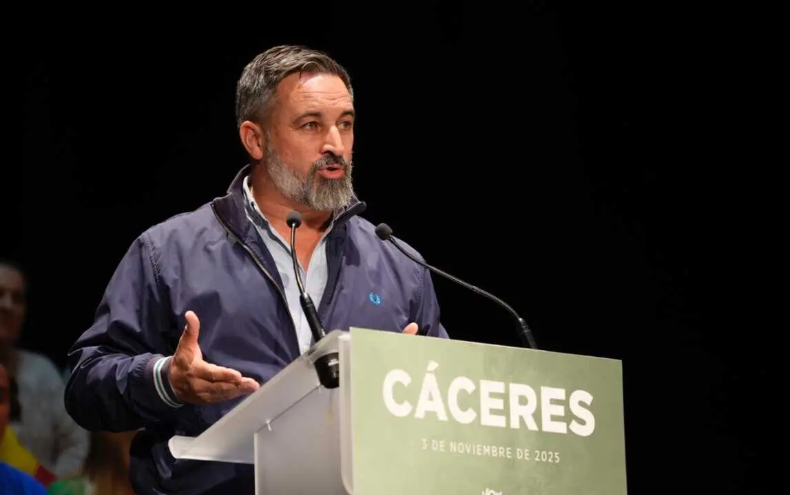  El presidente de Vox, Santiago Abascal, participa en un acto p&uacute;blico, en el Gran Teatro, a 3 de noviembre de 2025, en C&aacute;ceres, Extremadura (Espa&ntilde;a).<br>- Carlos Criado - Europa Press 
