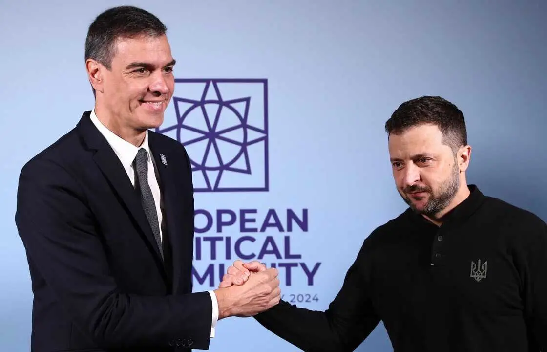  Archivo - El presidente del Gobierno, Pedro S&aacute;nchez (i), y el presidente Ucrania, Volod&iacute;mir Zelenski, posan a su llegada al Palacio de Blenheim, a 18 de julio de 2024, en Woodstock, Oxfordshire (Reino Unido). El presidente del Gobierno espa&ntilde;ol, Pedro S&aacute;nc<br>- Pool Moncloa/Fernando Calvo - Archivo 