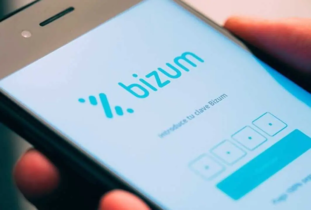  Archivo - Imagen de un usuario utilizando Bizum en su m&oacute;vil.<br>- BANCO DE ESPA&Ntilde;A - Archivo 