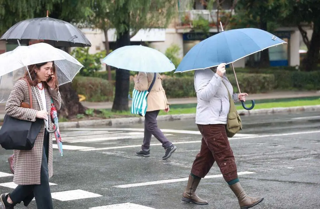 Archivo - Personas sufren la llegada de La Borrasca "Herminia". A 27 de enero de 2025 en Sevilla, Andaluc&iacute;a (Espa&ntilde;a).<br>- Roc&iacute;o Ruz - Europa Press - Archivo 