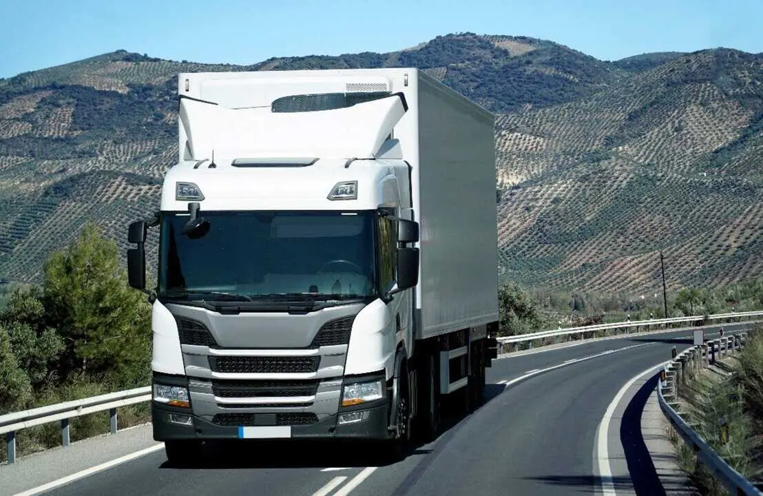  Un cami&oacute;n circula por un carretera<br>- MINISTERIO DE TRANSPORTES 