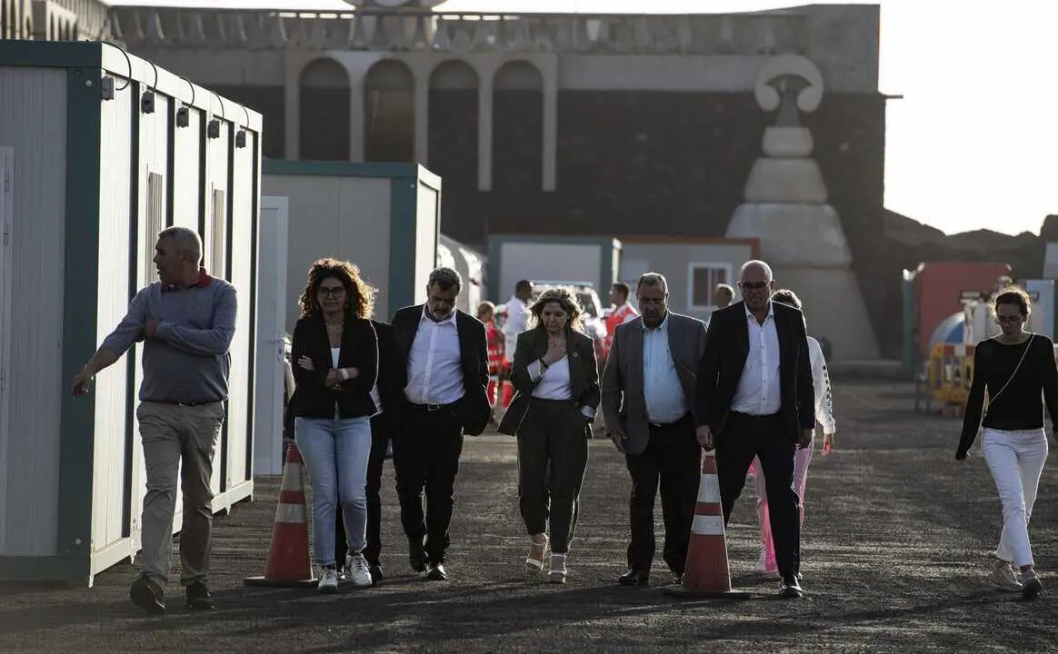  Archivo - La secretaria de Estado de Migraciones, Pilar Cancela (c), durante su visita al puerto de la Restinga, a 4 de septiembre de 2024, en El Hierro, Islas Canarias (Espa&ntilde;a).<br>- Antonio Sempere - Europa Press - Archivo 