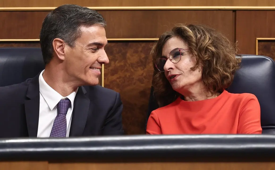 El presidente del Gobierno, Pedro S&aacute;nchez, y la vicepresidenta primera y ministra de Hacienda, Mar&iacute;a Jes&uacute;s Montero, durante una sesi&oacute;n plenaria
- Eduardo Parra - Europa Press