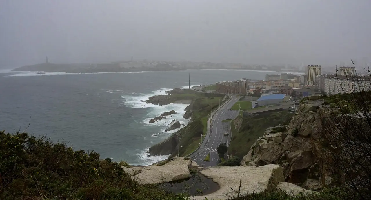 Archivo - Vista del oleaje y la niebla desde el puente del Monte de San Pedro, a 22 de enero de 2024, A Coru&ntilde;a, Galicia (Espa&ntilde;a).
- M. Dylan - Europa Press - Archivo