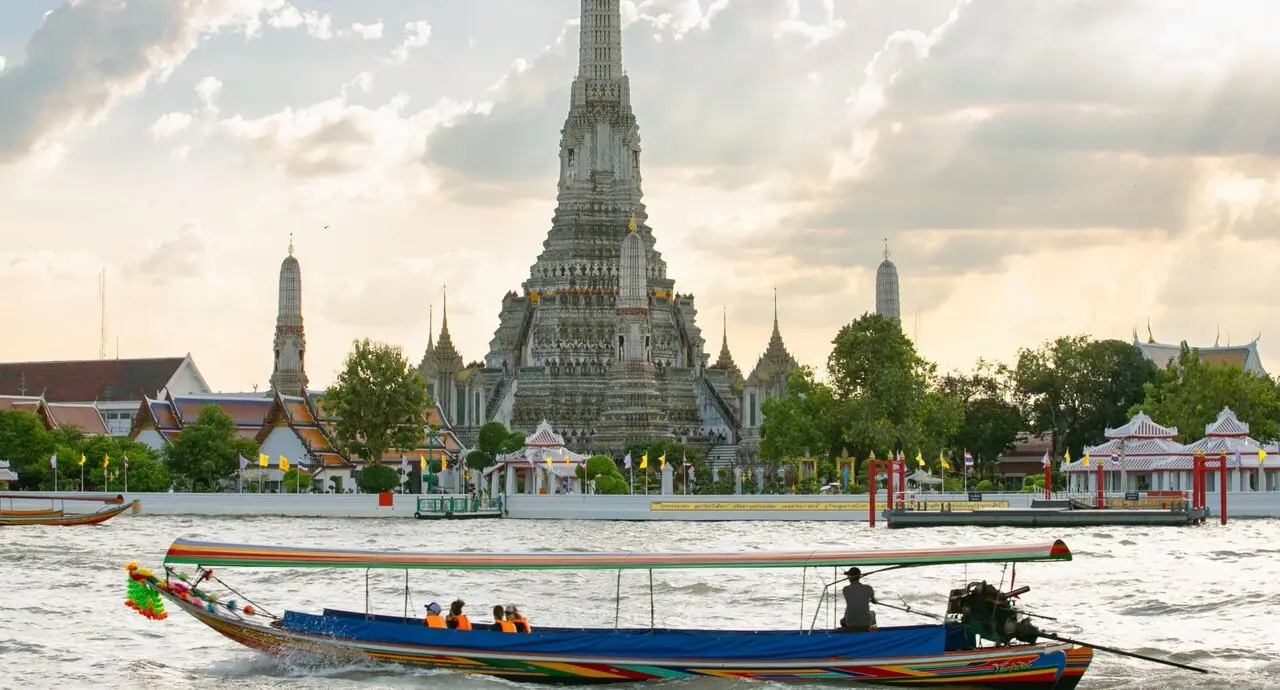 Viajar solo se ha convertido en una pr&aacute;ctica cada vez m&aacute;s habitual, reflejo de los cambios en la forma de vivir, trabajar y disfrutar del tiempo libre. Seg&uacute;n datos de Eurostat*, en la &uacute;ltima d&eacute;cada el n&uacute;mero de hogares unipersonales en Europa ha crecido casi un 17 %, frente al 5,8 % registrado en el total de hogares. Esta tendencia tambi&eacute;n se traslada al turismo, con un n&uacute;mero creciente de personas que planifican sus vacaciones sin compa&ntilde;&iacute;a. En redes sociales, el fen&oacute;meno es igualmente visible: el hashtag #solotravel acumula m&aacute;s de 11 millones de publicaciones en Instagram y cerca de 2 millones en TikTok, muestra de que este tipo de viaje conecta a millones de personas en todo el mundo.

En este contexto, TUI Musement (https://www.tuimusement.com/es/), l&iacute;der en tours y actividades, ha analizado las valoraciones de las experiencias realizadas por los viajeros en solitario para identificar los destinos que mejor se adaptan a sus preferencias, revelando lugares que combinan seguridad, patrimonio, naturaleza y actividades que fomentan tanto el conocimiento personal como la interacci&oacute;n con otros viajeros.

Liverpool, Reino Unido. Lidera el ranking con una puntuaci&oacute;n media de 9,68 sobre 10. Su ambiente cercano, la amabilidad de sus habitantes y la amplia oferta cultural la convierten en un destino ideal para quienes viajan solos. Entre conversaciones sobre los Beatles o el f&uacute;tbol local, romper el hielo resulta f&aacute;cil. Experiencia recomendada: Tour por el estadio del Liverpool FC

Lisboa, Portugal. Atrae por su centro hist&oacute;rico -el barrio de Alfama y la Plaza del Comercio- sus miradores y la cercan&iacute;a de pueblos pintorescos como Sintra, Cascais o Estoril. Los recorridos a pie y excursiones cortas permiten descubrir la ciudad con autonom&iacute;a y socializar de forma natural. Experiencia recomendada: Recorrido a pie por lo mejor de Lisboa

Bangkok, Tailandia. Se ha consolidado como la puerta de entrada para quienes exploran el Sudeste Asi&aacute;tico. Su mezcla de modernidad y tradici&oacute;n, con templos hist&oacute;ricos, mercados nocturnos vibrantes y precios asequibles, la convierte en un destino atractivo para los viajeros en solitario que buscan sumergirse en la cultura local desde el primer momento. Experiencia recomendada: Visita por los canales y el barrio chino

Viena, Austria. Con palacios emblem&aacute;ticos como Sch&ouml;nbrunn y Belvedere, y museos de primer nivel, la capital austr&iacute;aca ofrece una amplia variedad de experiencias hist&oacute;ricas y culturales, la tipolog&iacute;a de actividades que m&aacute;s inter&eacute;s despierta en los turistas que viajan solos. El centro de la ciudad resulta f&aacute;cil de recorrer a pie, lo que permite descubrir Viena con comodidad y autonom&iacute;a. Experiencia recomendada: Visitar el Palacio de Sch&ouml;nbrunn

Krabi, Tailandia. Conocida por sus playas y su car&aacute;cter sociable y acogedor, Krabi es un destino ideal para quienes viajan solos. Los amantes de la aventura pueden descubrir las maravillas naturales del Parque Nacional Khao Sok a bordo de una balsa de bamb&uacute;, practicar senderismo en la jungla o disfrutar de una excursi&oacute;n en lancha r&aacute;pida por las islas Phi Phi. Experiencia recomendada: Excursi&oacute;n por el Parque Nacional Khao Sok

K&aacute;rpatos, Grecia. Esta tranquila isla, situada entre Creta y Rodas, conserva intactas sus tradiciones y un ritmo de vida pausado. Entre las actividades mejor valoradas por los viajeros independientes destacan las excursiones por los pueblos rurales, que permiten conocer de cerca las costumbres locales y concluyen con una cena en una taberna, disfrutando de la puesta de sol con otros visitantes. Experiencia recomendada: Excursi&oacute;n por los pueblos tradicionales

Bali, Indonesia. Combina arrozales, templos, retiros de yoga y playas, esta isla ofrece una mezcla perfecta de aventura y bienestar. Inmortalizada en la pel&iacute;cula Eat Pray Love, como refugio de transformaci&oacute;n personal, Bali atrae a viajeros que buscan encontrar el equilibrio y explorar la vida local. Experiencia recomendada: Visita guiada por Bali y las terrazas de arroz de Jatiluwih

Barcelona, Espa&ntilde;a. &Uacute;nica ciudad espa&ntilde;ola en el top 10, destaca por su equilibrio entre cultura, gastronom&iacute;a y ambiente cosmopolita. Adem&aacute;s de admirar joyas arquitect&oacute;nicas como la Sagrada Familia o la Casa Batll&oacute;, ofrece una amplia variedad de actividades que facilitan la interacci&oacute;n entre viajeros: desde clases de cocina hasta tours de tapas, una forma habitual de descubrir la ciudad en buena compa&ntilde;&iacute;a. Experiencia recomendada: Visita guiada en grupo peque&ntilde;o a la Sagrada Familia

Khao Lak, Tailandia. El tercer destino tailand&eacute;s de la lista confirma el &eacute;xito del pa&iacute;s a la hora de ofrecer experiencias que satisfacen a los que viajan solos; con opciones tanto para quienes buscan tranquilidad y espacio personal como para quienes prefieren actividades grupales. Entre las propuestas destacadas figuran el buceo en las islas Similan, excursiones por la bah&iacute;a de Phang Nga y cursos de muay thai. Experiencia recomendada: Excursi&oacute;n por la bah&iacute;a de Phang Nga

Londres, Reino Unido. Gracias a su eficiente red de transporte, los viajeros en solitario pueden recorrer a su propio ritmo las innumerables atracciones culturales de la capital brit&aacute;nica, desde el Museo Brit&aacute;nico y la Torre de Londres hasta la Abad&iacute;a de Westminster. Los tours por pubs hist&oacute;ricos ofrecen adem&aacute;s una forma distendida de conocer la ciudad y relacionarse con otros viajeros. Experiencia recomendada: Visita guiada a pie por Londres

El fen&oacute;nemo del solo travel

La consolidaci&oacute;n de los viajes en solitario refleja un cambio profundo en la forma de entender el turismo: m&aacute;s flexible, aut&eacute;ntico y centrado en experiencias. Seg&uacute;n TUI Musement, los viajeros en solitario priorizan la libertad para decidir el ritmo de su viaje, pero tambi&eacute;n buscan experiencias seguras y enriquecedoras, como actividades en grupo reducido o rutas guiadas locales que fomenten la interacci&oacute;n.