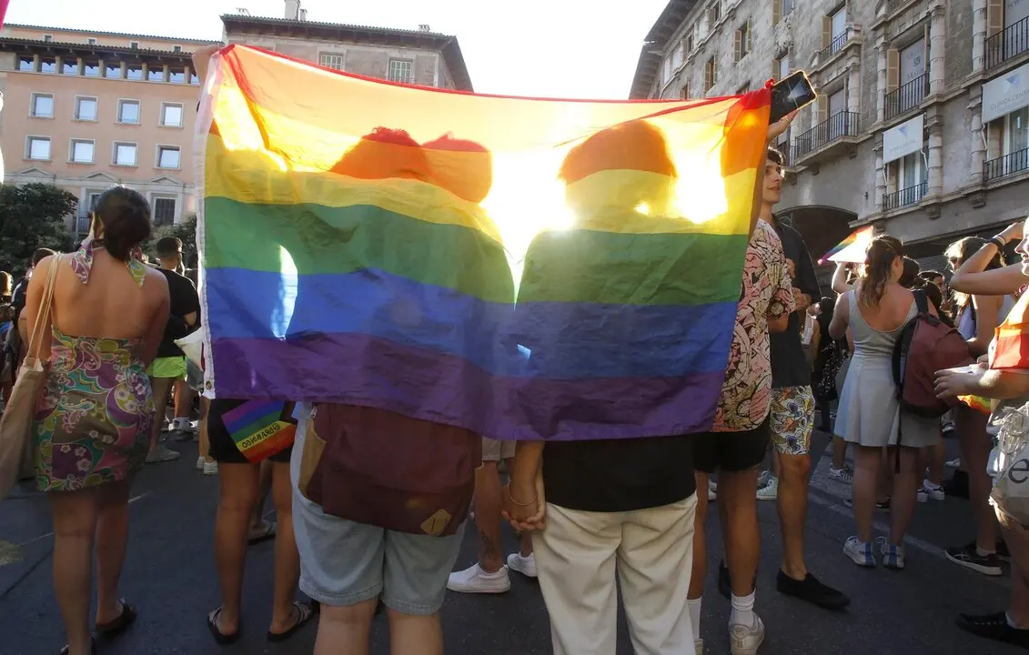 Archivo - Dos personas se tapan con una bandera durante una manifestaci&oacute;n por el Orgullo LGTBI.
- Isaac Buj - Europa Press - Archivo