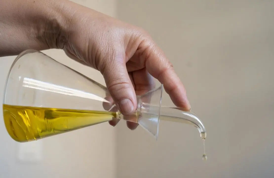 Archivo - Una persona echa aceite de una aceitera, a 21 de junio de 2024, en Barcelona, Catalu&ntilde;a.
- David Zorrakino - Europa Press - Archivo