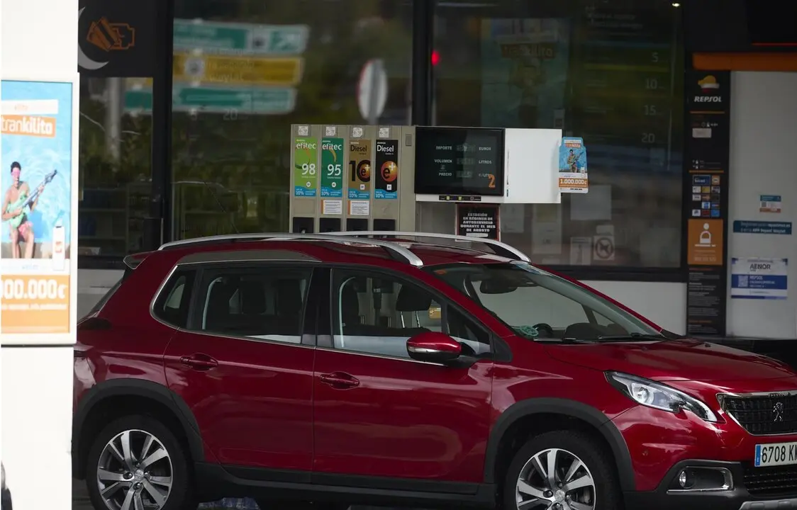 Archivo - Un coche reposta en una gasolinera, a 31 de agosto de 2024, en Madrid (Espa&ntilde;a). El precio de los carburantes en Espa&ntilde;a ha encadenado esta semana una nueva bajada de cara a la operaci&oacute;n retorno de las vacaciones de verano y ha marcado un nuevo m&iacute;
- Jes&uacute;s Hell&iacute;n - Europa Press - Archivo