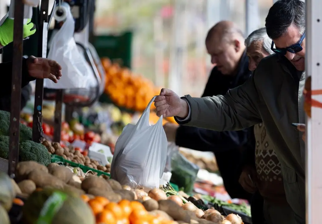 Archivo - Varias personas compran en un mercado de alimentos
- Eduardo Parra - Europa Press - Archivo