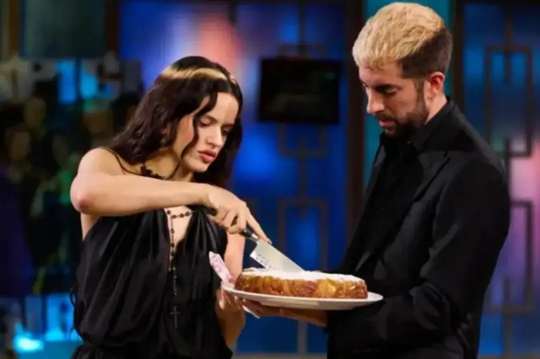 Rosal&iacute;a cortando su bizcocho en La Revuelta