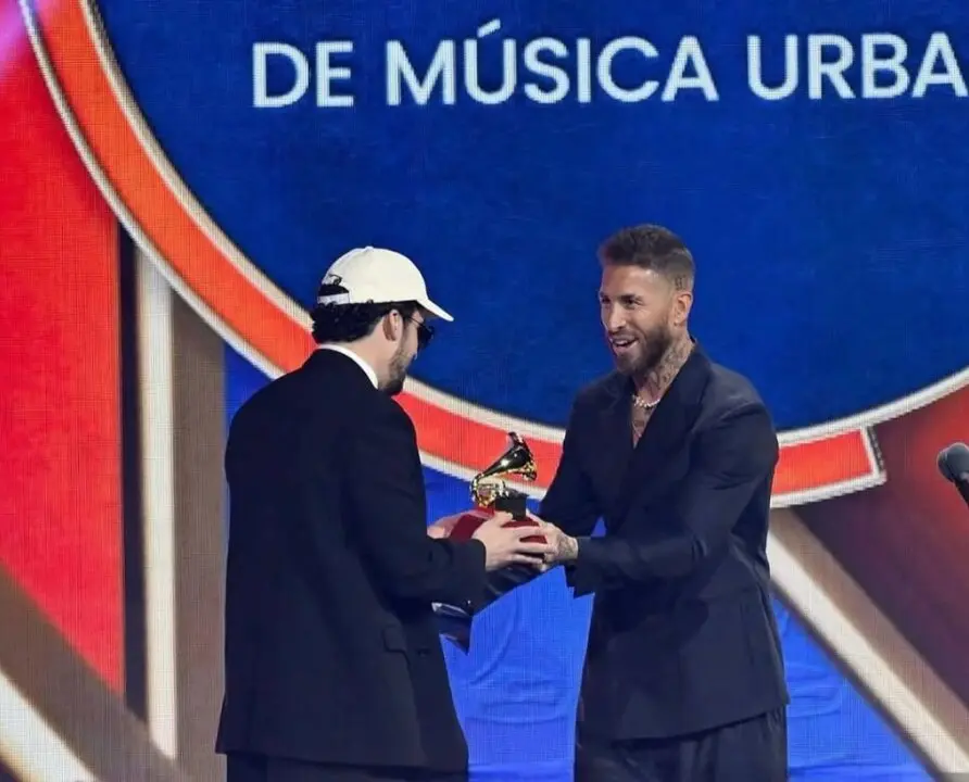 Sergio Ramos entregando un Latin Grammy a Bad Bunny