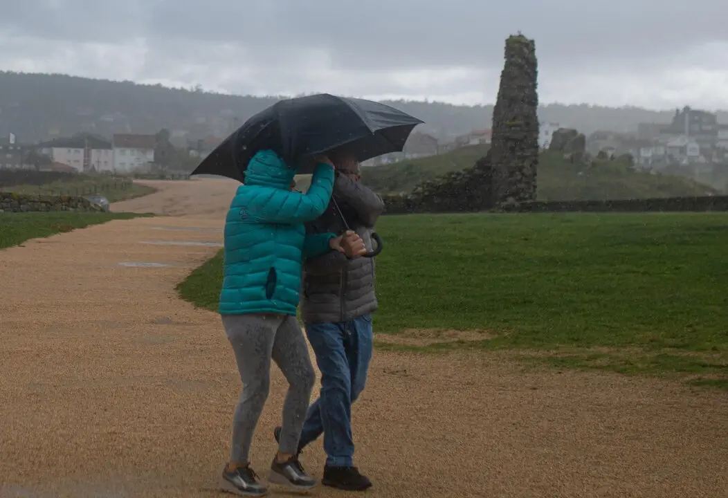 Archivo - Dos personas se protegen de la lluvia con un paraguas, en la playa de A Lanzada, a 5 de noviembre de 2023, en O Grove, Pontevedra, Galicia (Espa&ntilde;a).
- Elena Fern&aacute;ndez - Europa Press - Archivo