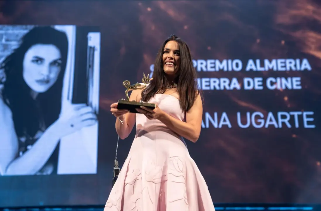 La actriz Adriana Ugarte recoge el premio 'Almer&iacute;a, tierra de cine'.
- DIPUTACI&Oacute;N DE ALMER&Iacute;A