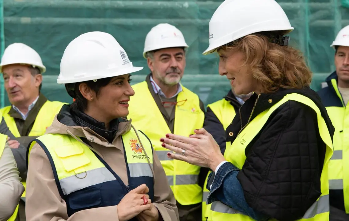 La ministra de Vivienda y Agenda Urbana, Isabel Rodr&iacute;guez (i), visitan una promoci&oacute;n de 50 viviendas de alquiler asequible, en la calle Hijas de la Caridad, 6, a 15 de noviembre de 2025, en Palencia, Castilla y Le&oacute;n (Espa&ntilde;a)