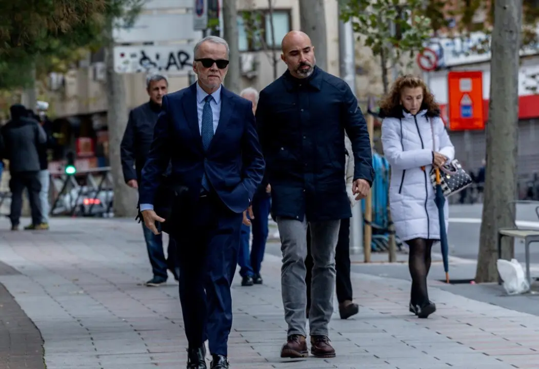El abogado de Bego&ntilde;a G&oacute;mez, Antonio Camacho (i), a su salida de los juzgados de Plaza de Castilla, a 16 de noviembre de 2025, en Madrid (Espa&ntilde;a).
- Ricardo Rubio - Europa Press