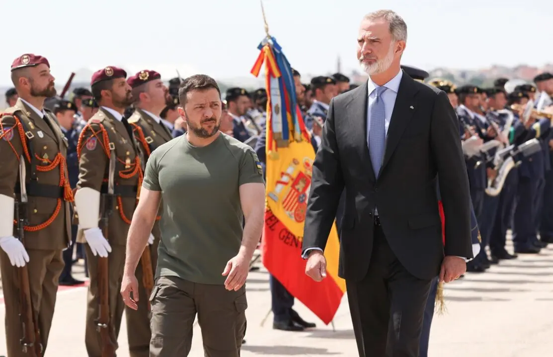 Archivo - El presidente de Ucrania, Volodimir Zelenski (i) y el Rey Felipe VI (d), a pie de pista tras llegar al aeropuerto de Adolfo Su&aacute;rez Madrid-Barajas, a 27 de mayo de 2024, en Madrid (Espa&ntilde;a). Esta es la primera visita oficial a Espa&ntilde;a de Zelenski,
- Casa de S.M. el Rey - Archivo