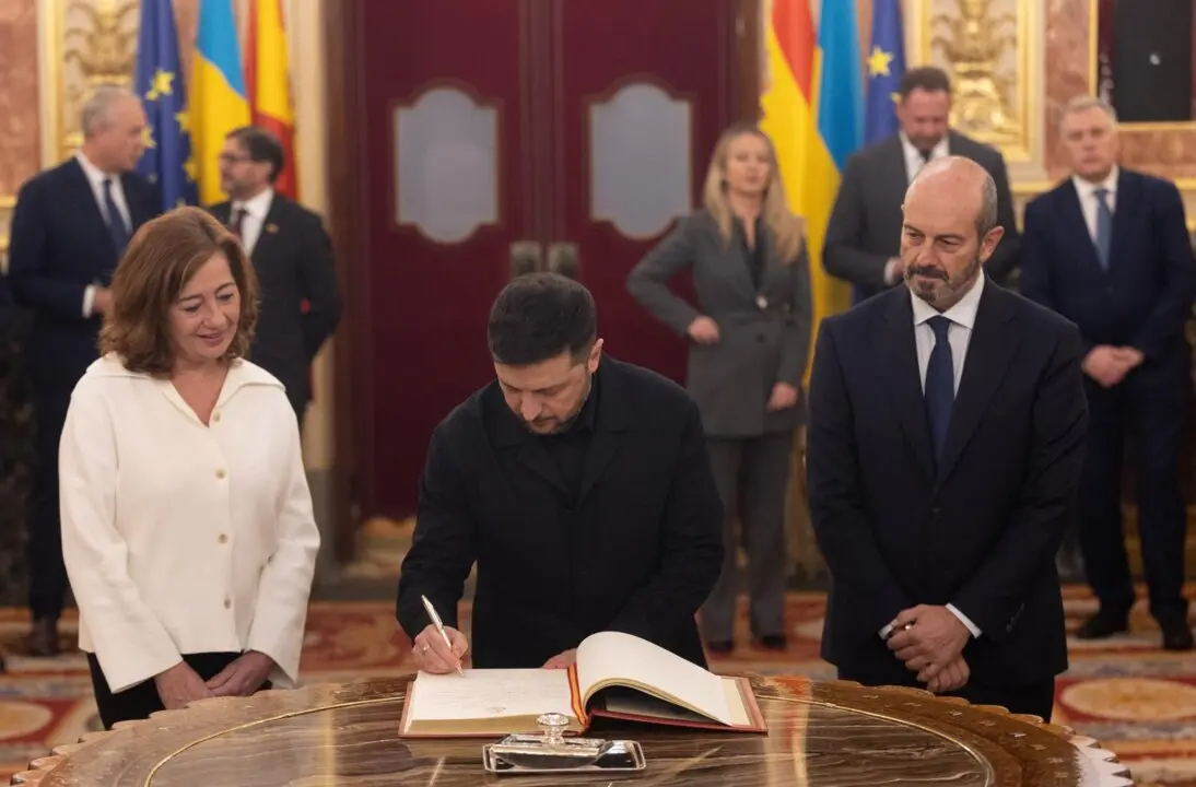 El presidente de Ucrania, Volodimir Zelenski (c), firma el libro de Honor del Congreso, junto a la presidenta del Congreso, Francina Armengol, y con el presidente del Senado, Pedro Roll&aacute;n (d), en el Congreso
- Eduardo Parra - Europa Press