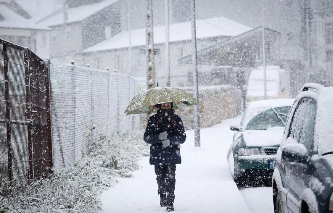 Archivo - Un hombre con un paraguas en una calle de Pedrafita do Cebreiro, a 5 de enero de 2024, en Pedrafita do Cebreiro, Lugo, Galicia (Espa&ntilde;a).
- Carlos Castro - Europa Press - Archivo