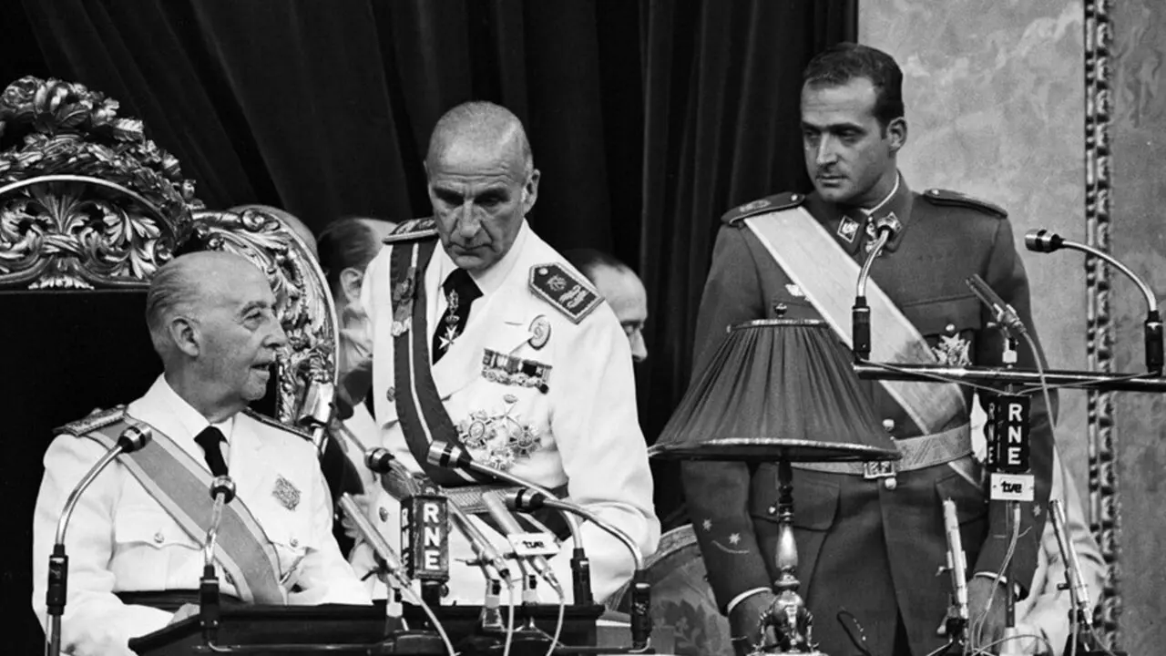 Franco toma juramento del Pr&iacute;ncipe Juan Carlos de Borb&oacute;n, al que ha designado como su sucesor en la jefatura de Estado ante las Cortes. Era el 23 de julio de 1969
- EUROPA PRESS