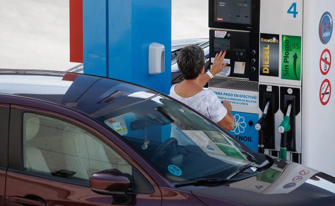 Archivo - Una mujer antes de echar carburante a su veh&iacute;culo en una estaci&oacute;n de servicio
- Alejandro Mart&iacute;nez V&eacute;lez - Europa Press - Archivo