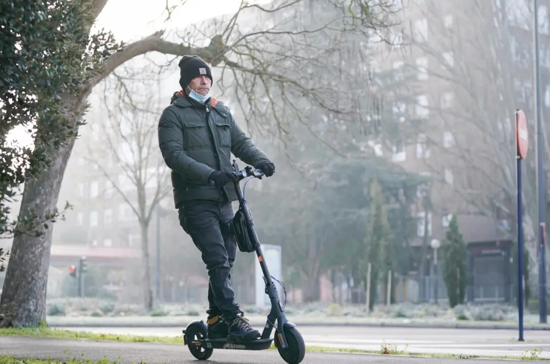 Archivo - Una persona sobre un patinete el&eacute;ctrico, a 9 de febrero de 2023, en Vitoria-Gasteiz, &Aacute;lava, Pa&iacute;s Vasco (Espa&ntilde;a).
- I&ntilde;aki Berasaluce - Europa Press - Archivo