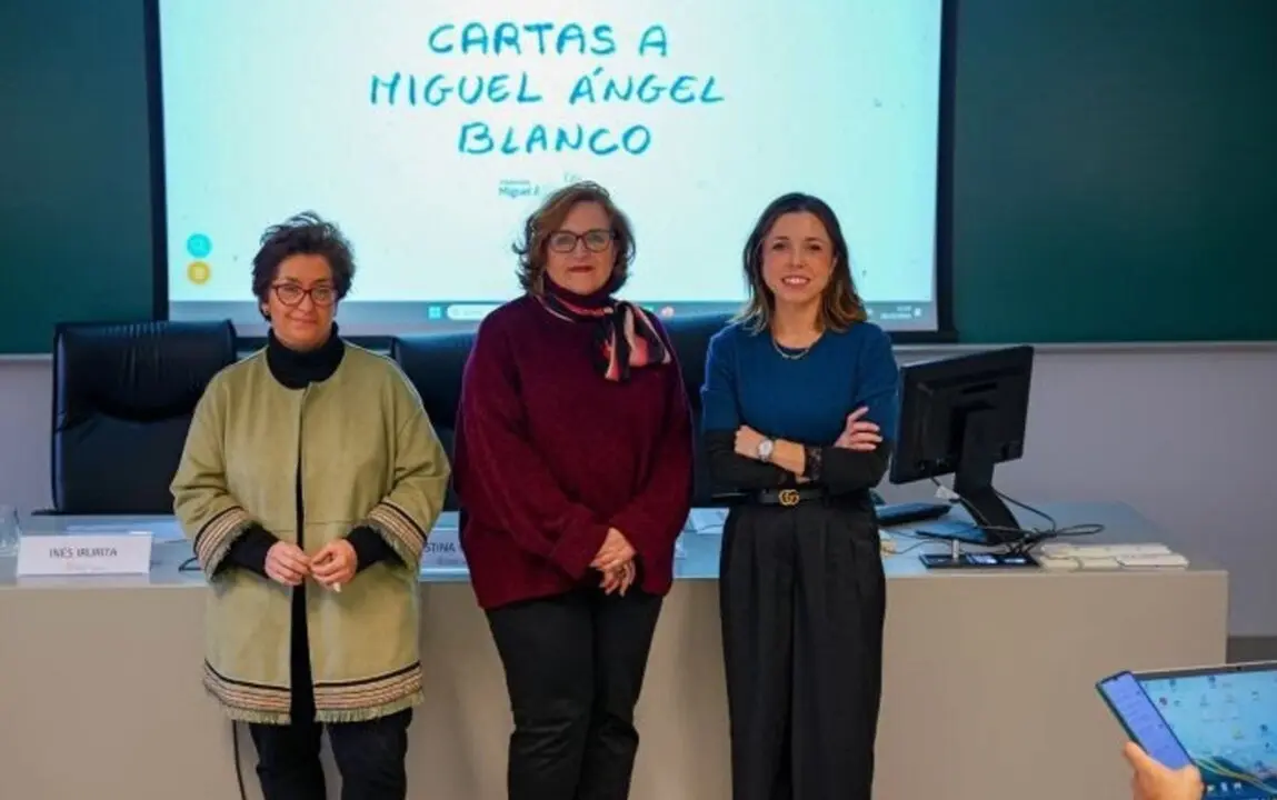 I-D: In&eacute;s Irurita, directora del Archivo General de la Universidad de Navarra; Cristina Cuesta, directora de la Fundaci&oacute;n Miguel &Aacute;ngel Blanco; y Mar&iacute;a Jim&eacute;nez, profesora de la Facultad de Comunicaci&oacute;n de la Universidad de Navarra.
- UNIVERSIDAD DE NAVARRA
