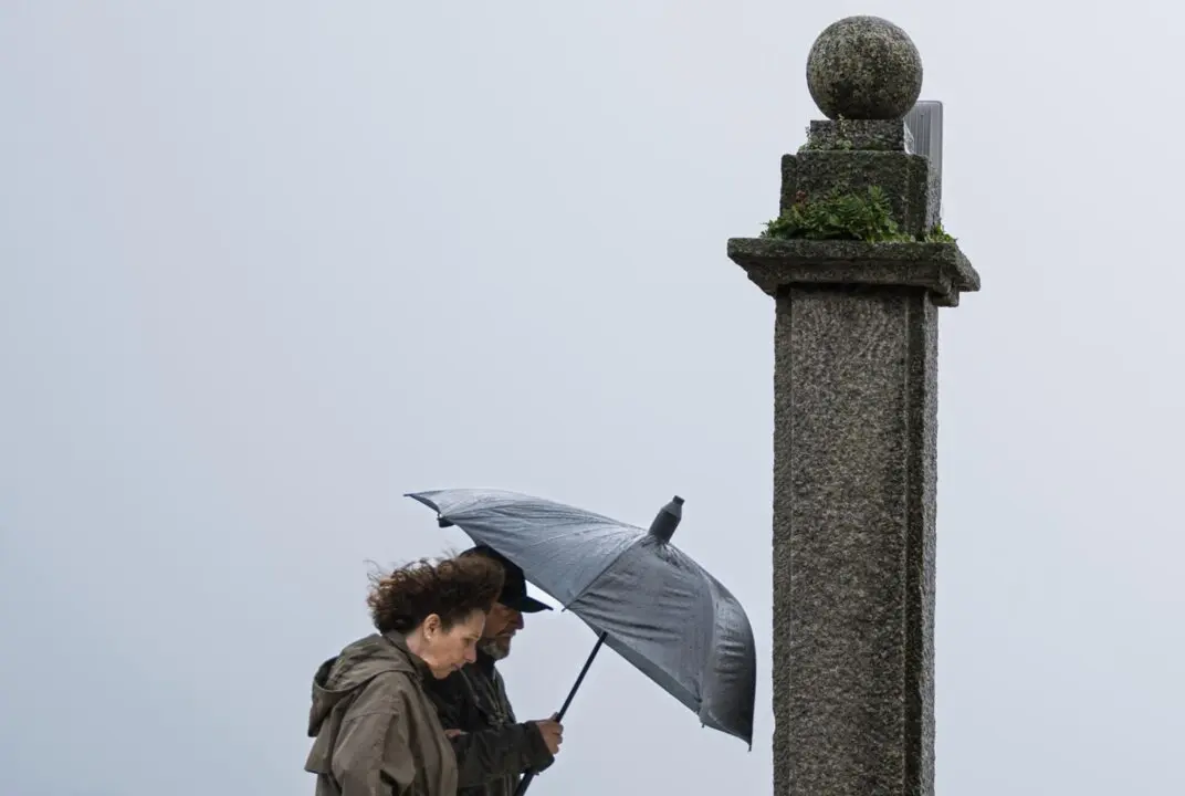Archivo - Dos personas se refugian de la lluvia con paraguas en la comarca de Saln&eacute;s, a 27 de enero de 2025, en Saln&eacute;s, Pontevedra, Galicia (Espa&ntilde;a).
- Elena Fern&aacute;ndez - Europa Press - Archivo