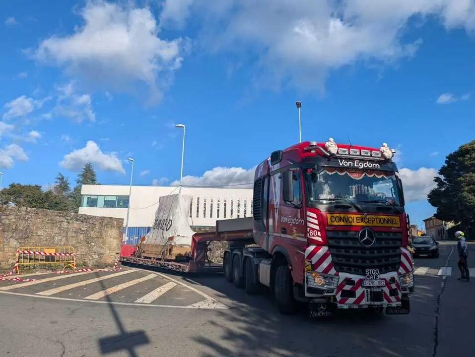 Llega al Centro de Protonterapia de Galicia el primer elemento del acelerador para el tratamiento de c&aacute;ncer - XUNTA