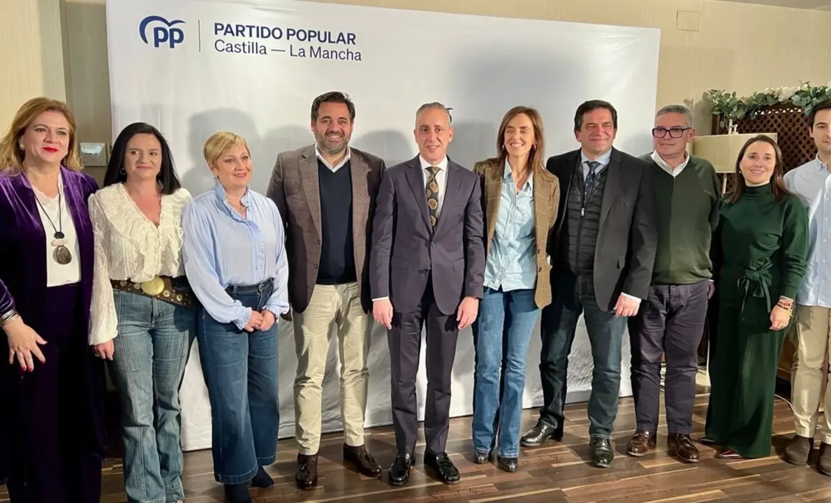 La vicesecretaria nacional de Sanidad y Pol&iacute;tica Social del Partido Popular, Carmen Funez, junto al presidente del PP Paco N&uacute;&ntilde;ez en el Congreso del PP de Puertollano.
- EUROPA PRESS