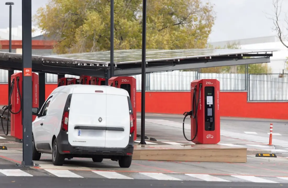 Electrolinera p&uacute;blica m&aacute;s grande de Madrid, en la calle Pirotecnia, 47, Vic&aacute;lvaro, a 14 de noviembre de 2025, en Madrid (Espa&ntilde;a). La infraestructura cuenta con 32 puntos de recarga, disponibles las 24 horas, cinco plazas son aptas para camiones ligeros y
- Eduardo Parra - Europa Press