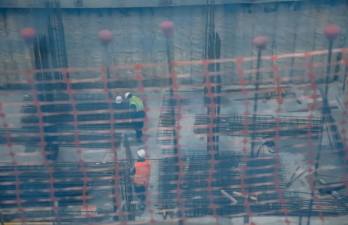 Archivo - Dos obreros trabajando en el forjado de un edificio, en Vallecas, a 23 de marzo de 2022
- Carlos Luj&aacute;n - Europa Press - Archivo
