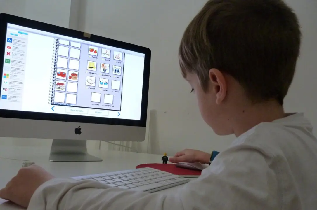 Archivo - Un menor utilziando un ordenador.
- EUROPA PRESS - Archivo