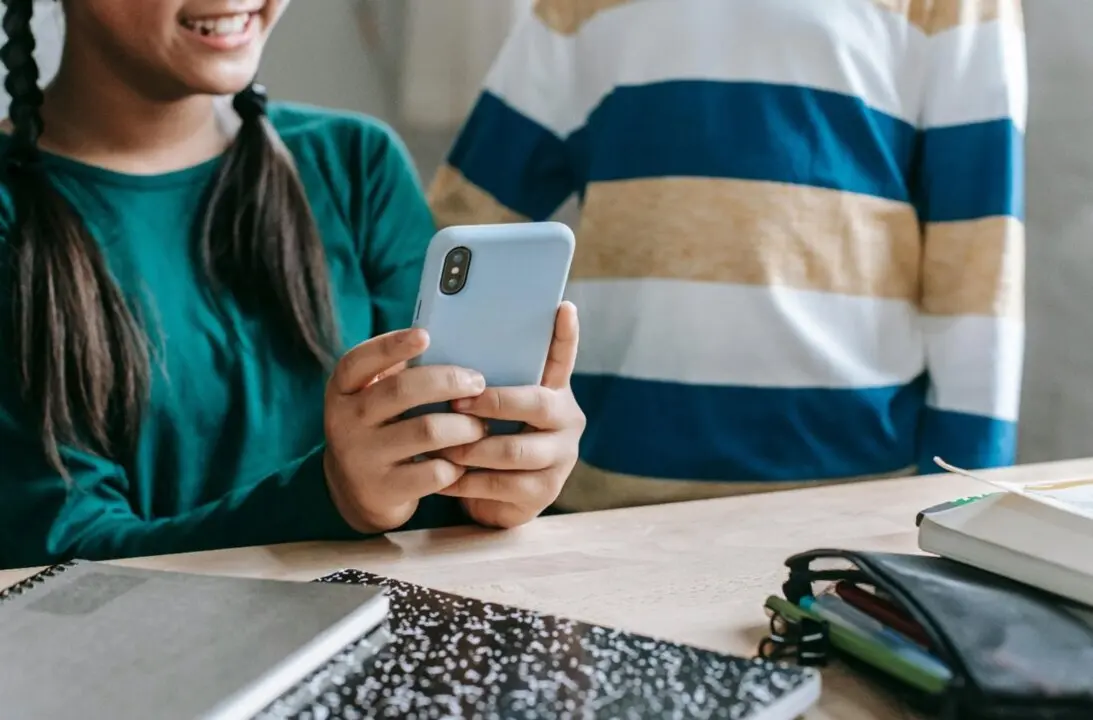 Archivo - Imagen de adolescentes usando un tel&eacute;fono m&oacute;vil
- JUNTA DE ANDALUC&Iacute;A - Archivo