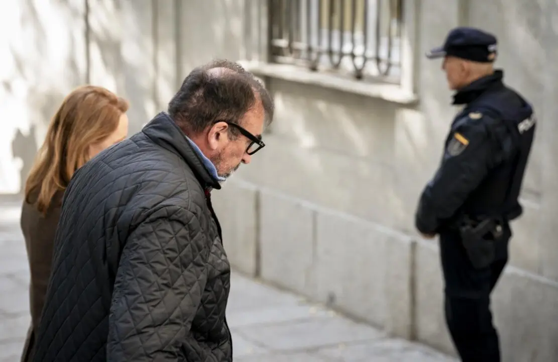 El exasesor ministerial Koldo Garc&iacute;a y su abogada, Leticia de la Hoz, a su llegada al Tribunal Supremo, a 27 de noviembre de 2025, en Madrid (Espa&ntilde;a).
- A. P&eacute;rez Meca - Europa Press