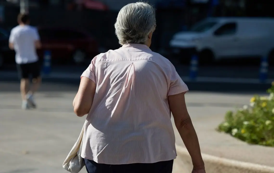 Archivo - Una mujer pensionista caminando por una calle de Madrid
- JES&Uacute;S HELL&Iacute;N / EUROPA PRESS - Archivo