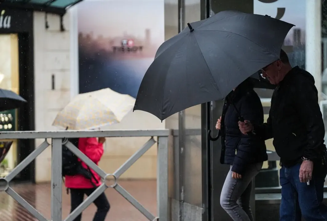 Sevillanos protegi&eacute;ndose de la lluvia y el viento, protagonistas de la jornada de hoy con avisos naranja y amarillo en gran parte de Andaluc&iacute;a. A 13 de noviembre de 2025, en Sevilla (Andaluc&iacute;a, Espa&ntilde;a).
- Mar&iacute;a Jos&eacute; L&oacute;pez - Europa Press