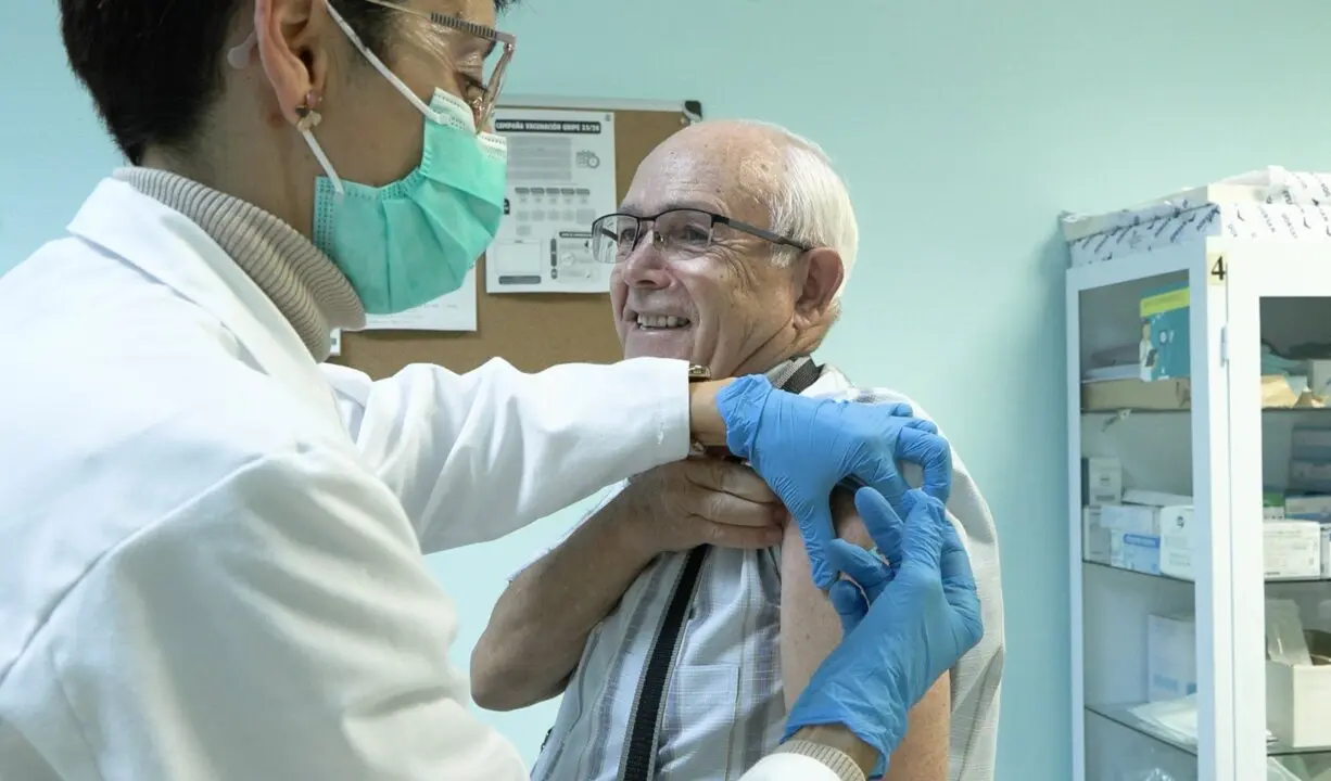 Un usuario acude a vacunarse en epidemia de gripe.
- EUROPA PRESS