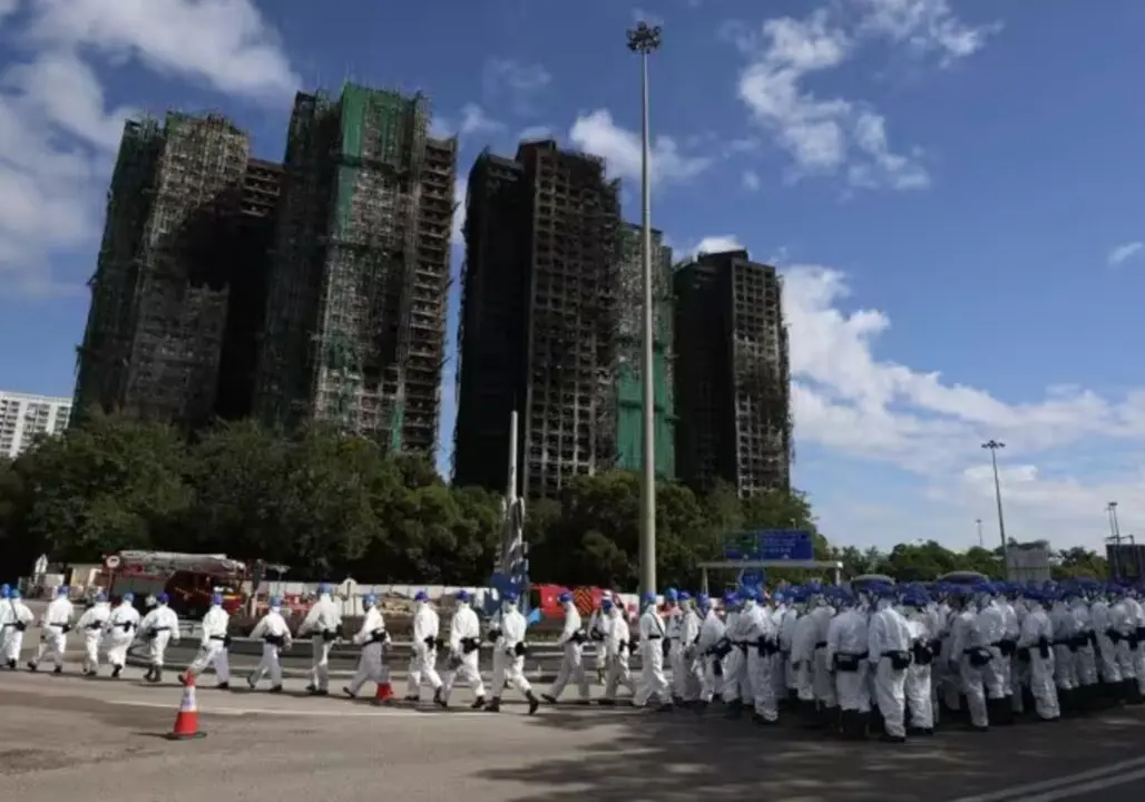 La Unidad de Identificaci&oacute;n de V&iacute;ctimas de la Polic&iacute;a de Hong Kong, desplegada ante los restos calcinados del complejo residencial Wang Fuk- Europa Press/Contacto/Sirius