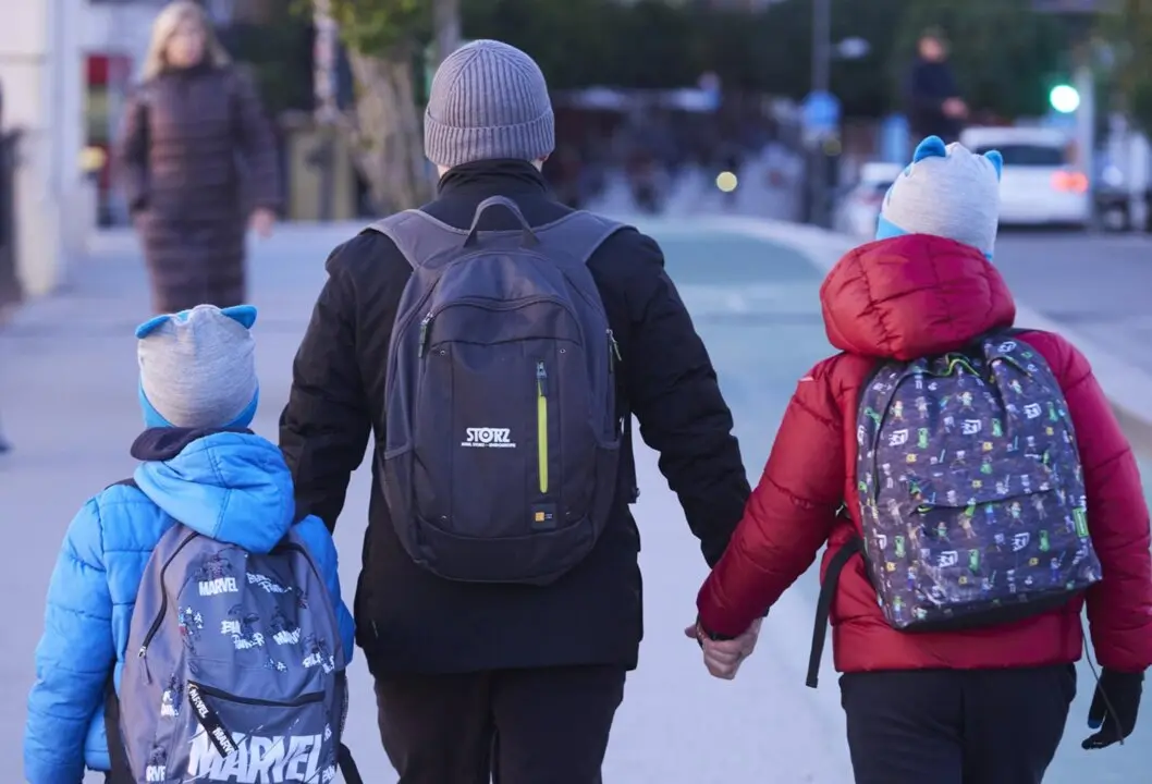 Archivo - Un padre, con sus dos hijos, caminan abrigados con la llegada de la borrasca Gerard, a 16 de enero de 2023 en Sevilla (Andaluc&iacute;a, Espa&ntilde;a).
- Joaquin Corchero - Europa Press - Archivo