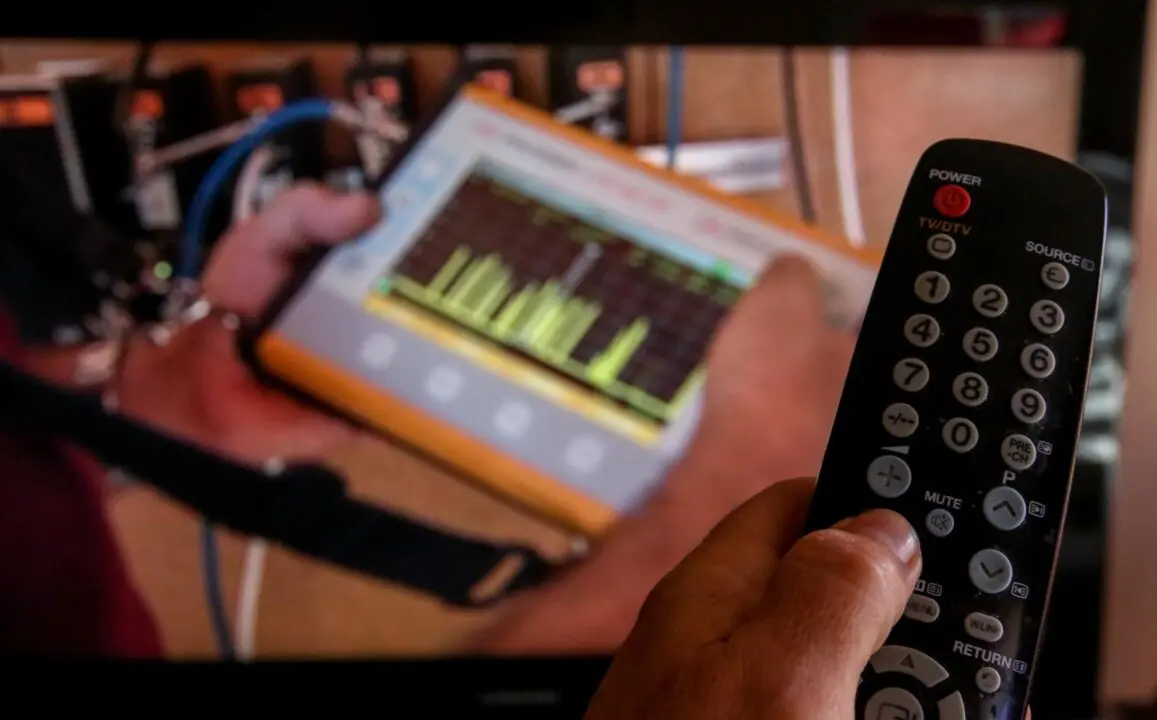 Archivo - Una persona utiliza su mando de la televisi&oacute;n para buscar canales, en Madrid (Espa&ntilde;a.
- Ricardo Rubio - Europa Press - Archivo