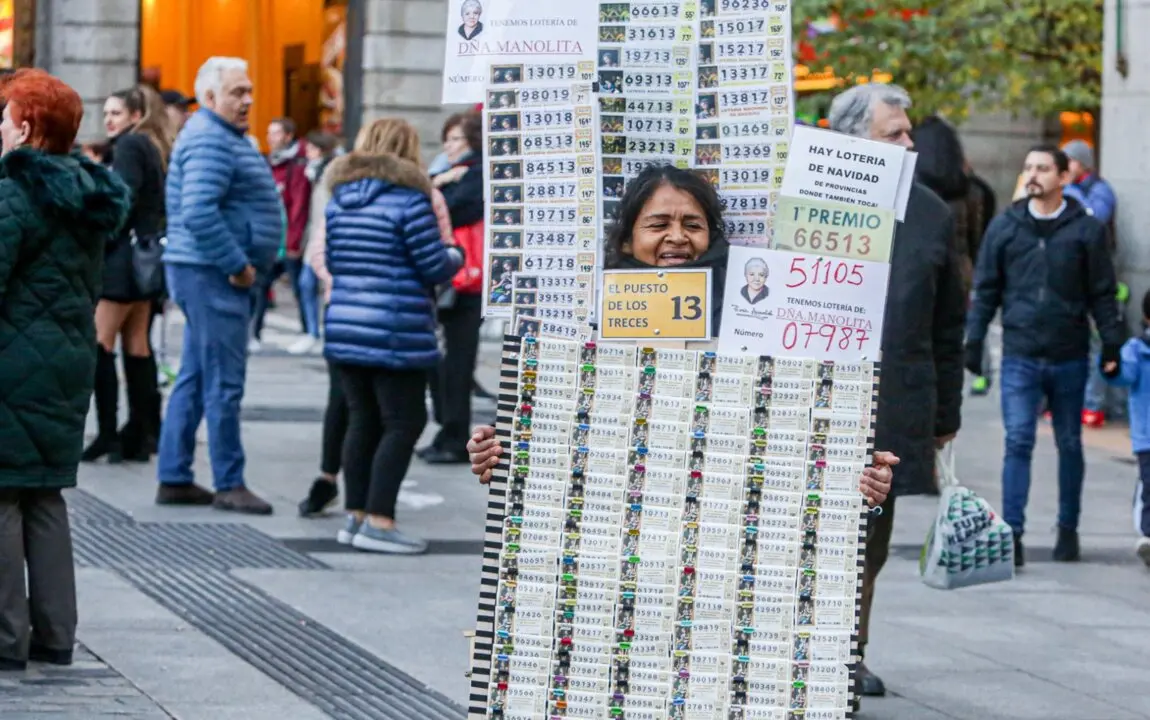Archivo - Una mujer vende d&eacute;cimos de Loter&iacute;a de Navidad de la Administraci&oacute;n de Do&ntilde;a Manolita, en Madrid (Espa&ntilde;a), a 18 de noviembre de 2019.
- Ricardo Rubio - Europa Press - Archivo