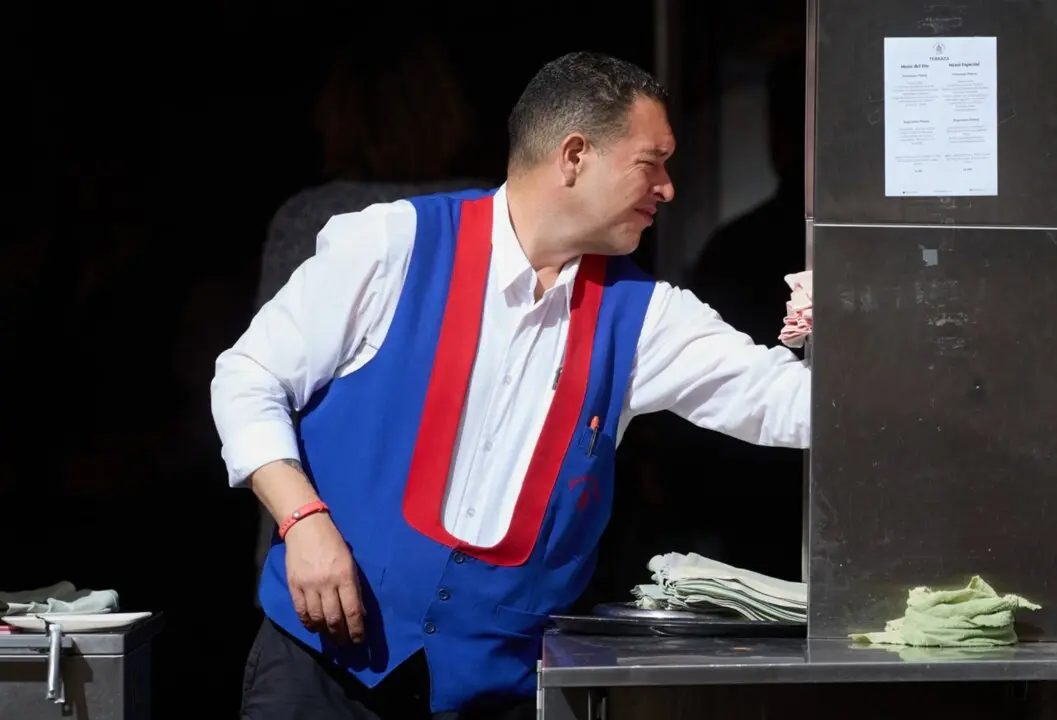 Archivo - Un camarero durante su jornada laboral
- Jes&uacute;s Hell&iacute;n - Europa Press - Archivo